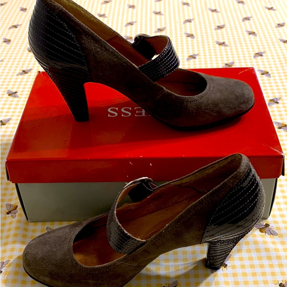 Dark brown pump by soft brand bought at the bay. Never worn kept in box.